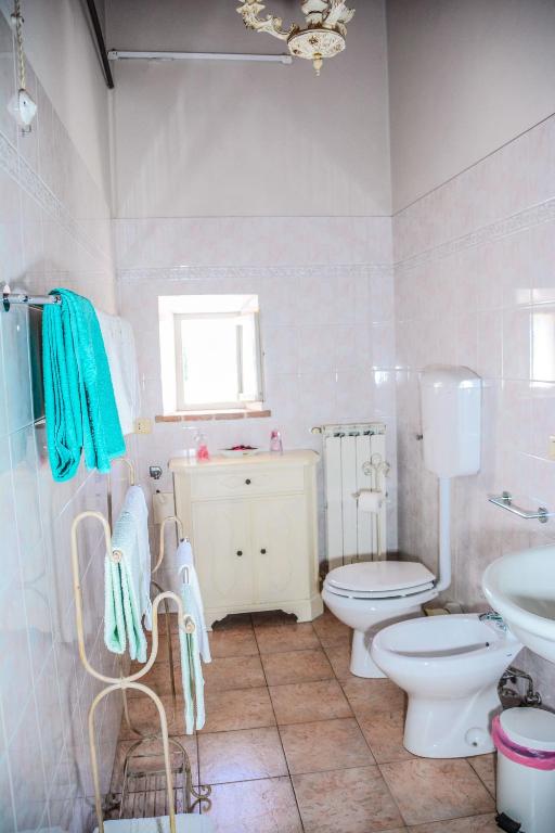 Bagno principale completo e finestrato, con bidet, WC e lavabo.