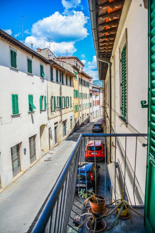Il balconcino dell'appartamento affacciato su un tipico vicolo del centro storico di Arezzo.
