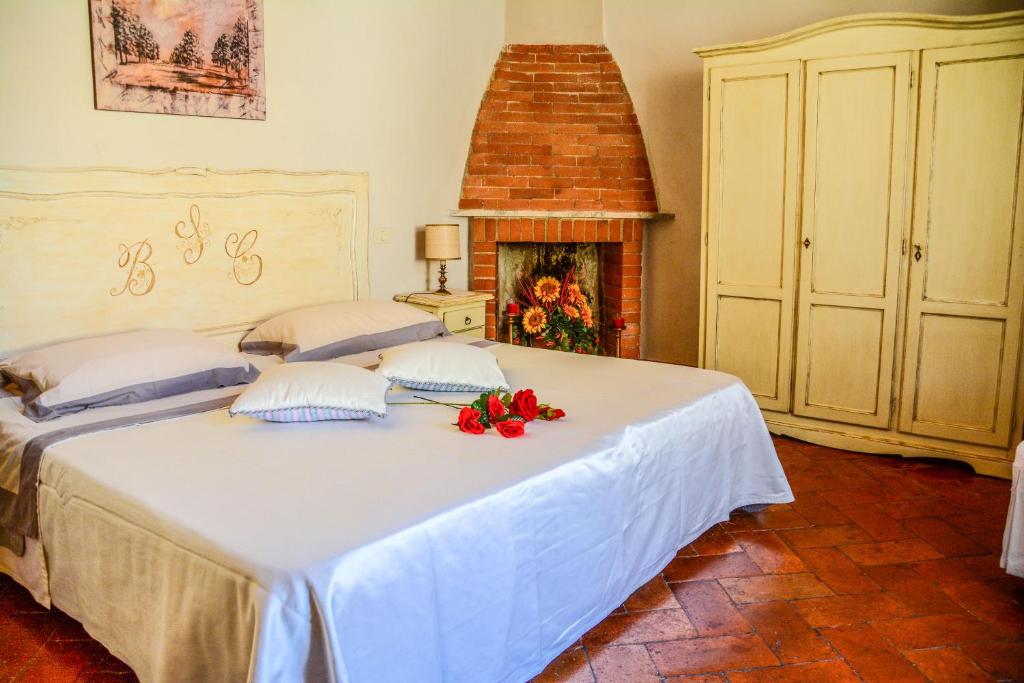 Camera da letto matrimoniale con camino in mattoni e pavimento in cotto all'Appartamento Santa Croce.