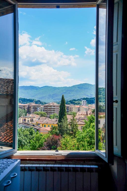 Vista panoramica sulle colline e sui tetti di Arezzo dalla finestra dell'Appartamento Santa Croce.