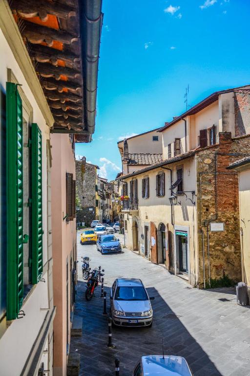 La via Borgo Santa Croce nel centro storico di Arezzo, dove si trova l'appartamento.